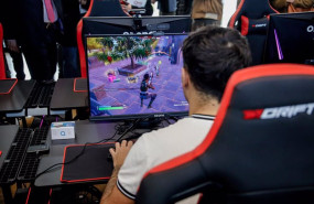 ep archivo   un joven juega a un videojuego en una sala del campus del videojuego de madrid in game