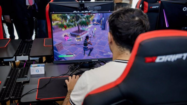 ep archivo   un joven juega a un videojuego en una sala del campus del videojuego de madrid in game