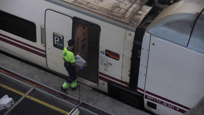 ep archivo un trabajador entra en un tren en la estacion de atocha ep archivo un trabajador entra en un tren en la estacion de atocha