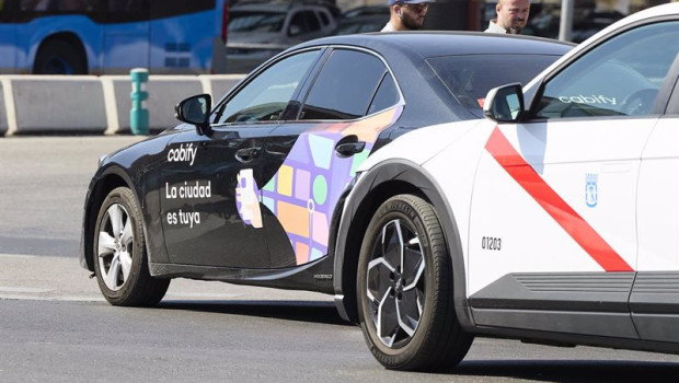 ep archivo   un vehiculo de cabify al lado de un taxi en la zona de atocha