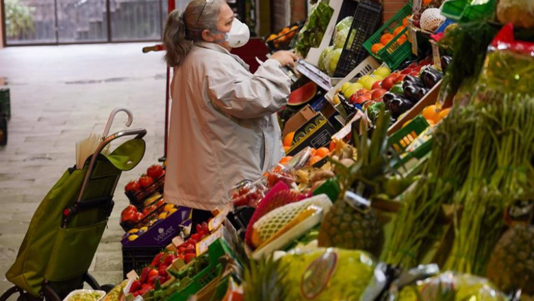 Una señora con mascarilla comprando en el mercado de Triana (Sevilla). | Eduardo Briones - Europa Press - Archivo ep archivo una senora con mascarilla comprando en el mercado de triana sevilla