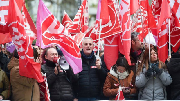 ep archivo   varias personas con banderas sindicales durante una protesta convocada por ccoo y ugt