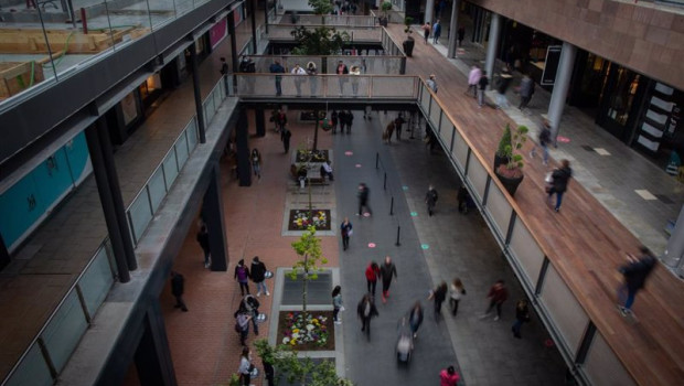 ep archivo varias personas realizan compras en el centro comercial la maquinista ep archivo varias personas realizan compras en el centro comercial la maquinista