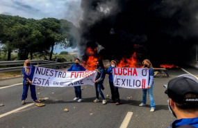 ep archivo   varias trabajadoras se fotografian en el incendio provocado por parte de la plantilla