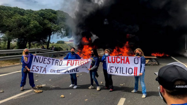ep archivo   varias trabajadoras se fotografian en el incendio provocado por parte de la plantilla