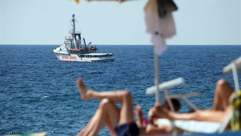 El barco español Open Arms, con más de 100 personas rescatadas del Mediterráneo a bordo, frente a la isla italiana de Lampedusa. | Friedrich Bungert/-/dpa ep barco espanol open arms conde 100 personas rescatadasmediterraneobordo frentela isla italianalampedusa