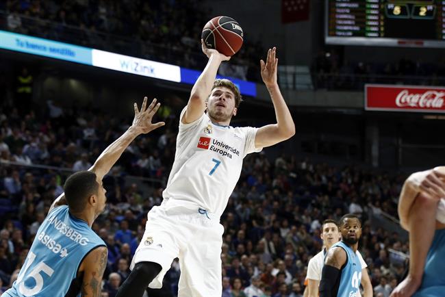Doncic anota en el Real Madrid - Movistar Estudiantes | ACB PHOTO / V. CARRETERO ep doncic anotareal madrid - movistar estudiantes