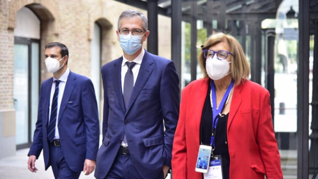 ep el gobernador del banco de espana pablo hernandez de cos y la presidenta de la fundacion olof