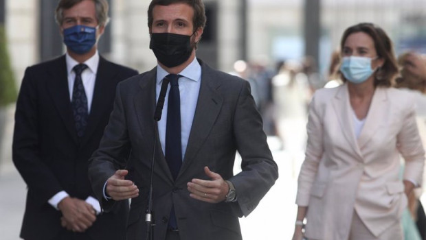 ep el lider del pp pablo casado responde a los medios en el patio del congreso