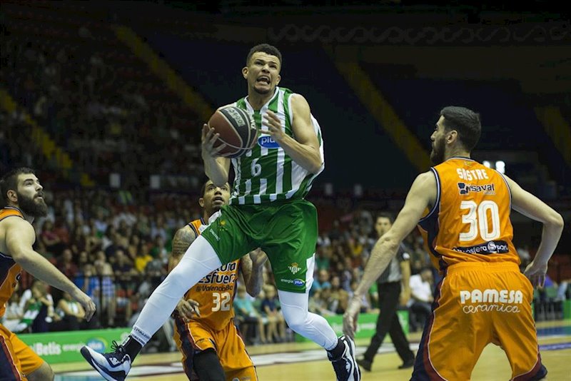 ep el nuevo jugador del manresa luke nelson en su etapa en el real betis