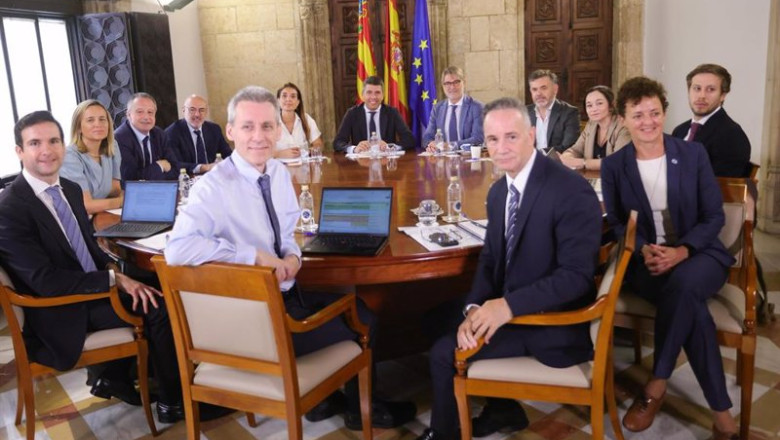 ep el president de la generalitat carlos mazon mantiene una reunion de trabajo con representantes