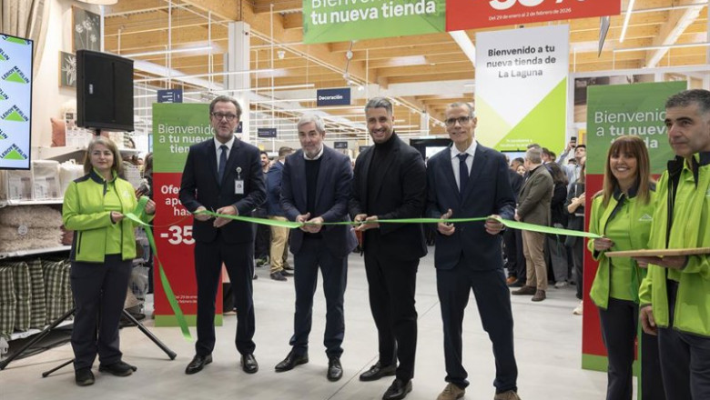 El presidente de Canarias, Fernando Clavijo (c), en la inauguración de la nueva tienda de Leroy Merlin de La Laguna | LEROY MERLIN ep el presidente de canarias fernando clavijo c en la inauguracion de la nueva tienda de leroy