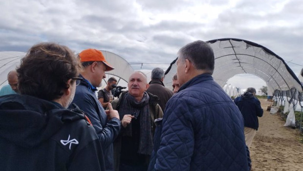 ep el secretario general de ugt pepe alvarez durante su visita a una finca de frutos rojos en palos
