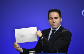 ep el secretario general del partido popular teodoro garcia egea muestra un tuit del presidente del