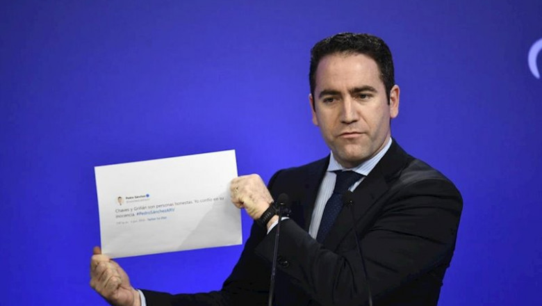 El secretario general del Partido Popular, Teodoro García Egea muestra un tuit del presidente del Gobierno en funciones, Pedro Sánchez en una rueda de prensa tras la reunión del Comité de Dirección del Partido Popular en la sede nacional del PP, en Madrid | Óscar Cañas - Europa Press ep el secretario general del partido popular teodoro garcia egea muestra un tuit del presidente del
