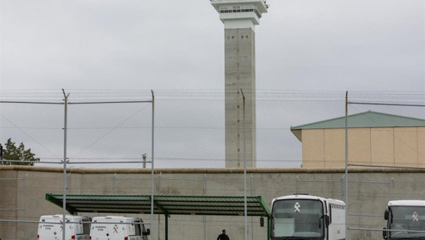 ep furgones de la guardia civil aparcados en la prision de soto del real donde los efectivos de la