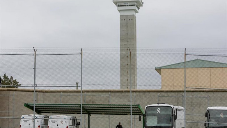 ep furgones de la guardia civil aparcados en la prision de soto del real donde los efectivos de la