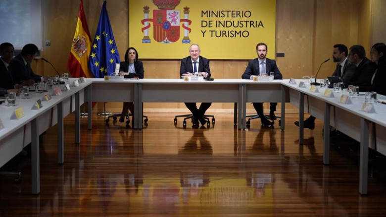 (I-D) La secretaria de Estado de Industria, Rebeca M. Torró; el ministro de Industria y Turismo, Jordi Hereu y el director general de programas industriales, Jordi Llinares Sanjuan, durante una reunión con una delegación de la empresa china Chery y de Ebr | Fernando Sánchez - Europa Press ep i d la secretaria de estado de industria rebeca m torro el ministro de industria y turismo jordi
