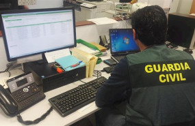 ep imagen de recurso de un agente de la guardia civil ante un ordenador