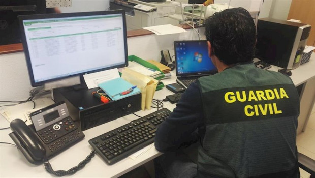 ep imagen de recurso de un agente de la guardia civil ante un ordenador