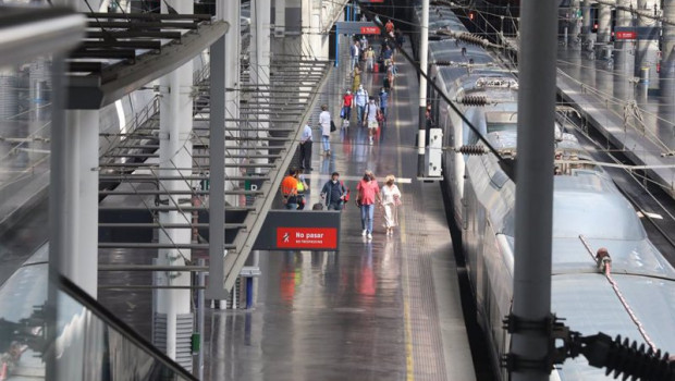 ep imagen de un tren detenido en un anden en la estacion madrid-puerta de atocha y pasajeros