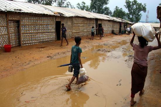 Inundaciones en un campo de refugiados rohingya en Bangladesh | SAVE THE CHILDREN ep inundacionesun camporefugiados rohingyabangladesh