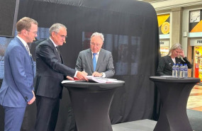 ep jose antonio jainaga primero por la derecha con representantes de la administracion sueca en la