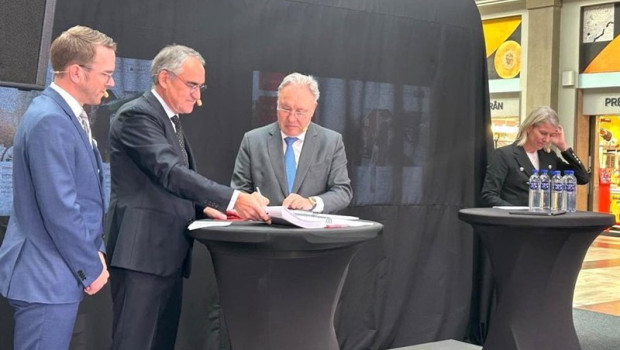 ep jose antonio jainaga primero por la derecha con representantes de la administracion sueca en la