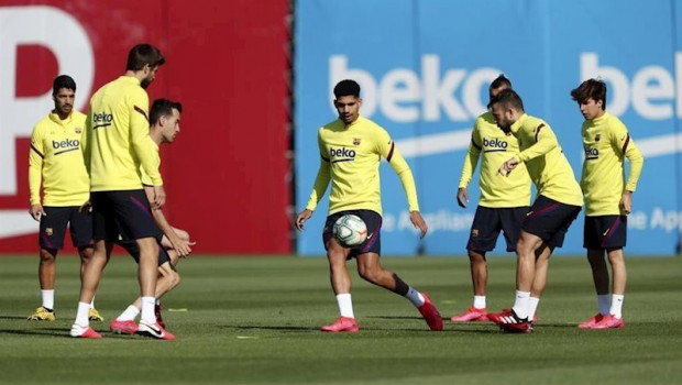ep jugadores del fc barcelona en un rondo en el primer entrenamiento de la fase 3 por el coronavirus