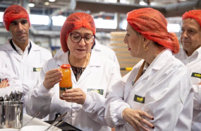 ep la directora de la fabrica de solis guadalupe gomez i y la presidenta de la junta de extremadura