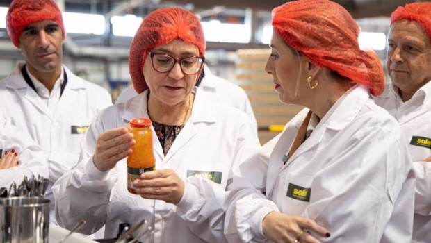 ep la directora de la fabrica de solis guadalupe gomez i y la presidenta de la junta de extremadura