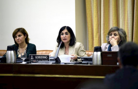 ep la ministra de politica territorial y funcion publica carolina darias centro en una foto de
