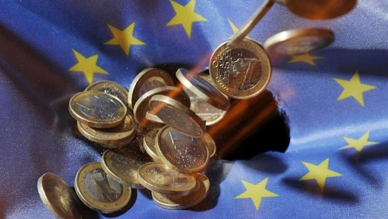 picture alliance / Uli Deck/dpa - Archivo ep monedes deuro sobre la bandera de la ue