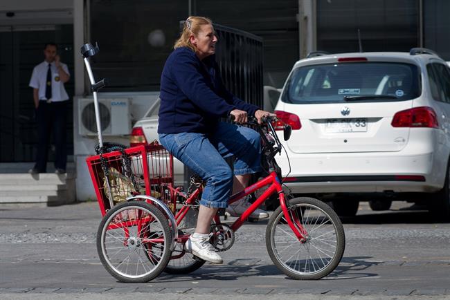 ep mujerbicicletaconmuleta
