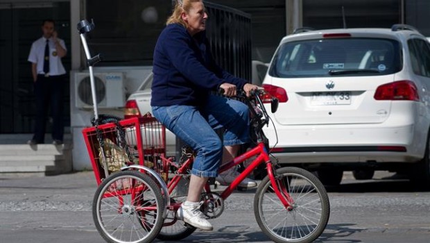 ep mujerbicicletaconmuleta