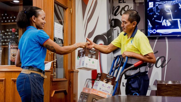 ep repartidor de qualianza la distribuidora de pascual haciendo reparto a un bar