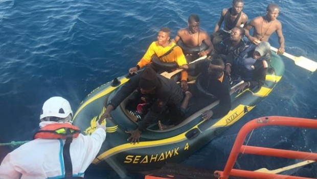 ep rescateinmigrantesaguasestrechola salvamar gadir