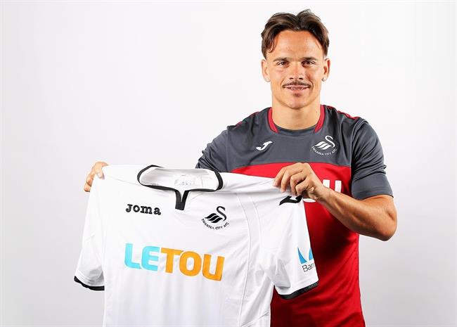 Roque Mesa posa con la camiseta del Swansea | SWANSEA CITY ep roque mesa posala camisetaswansea