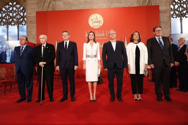 SM Soña Letizia en los Premios Rey Jaime I | TWITTER CASA REAL ep sm sona letizialos premios rey jaime i
