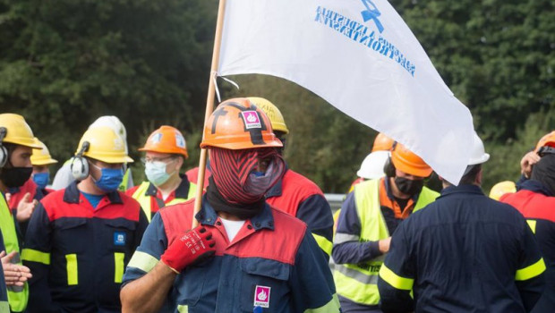 ep trabajadores de alcoa san cibrao se manifiestan y cortan la autopista a6 quemando neumaticos en