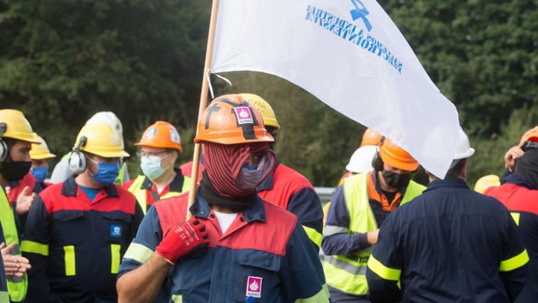 ep trabajadores de alcoa san cibrao se manifiestan y cortan la autopista a6 quemando neumaticos en