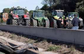 ep tractores concentrados al lado de la autopista ap 7 a la altura de pontos comen en la novena