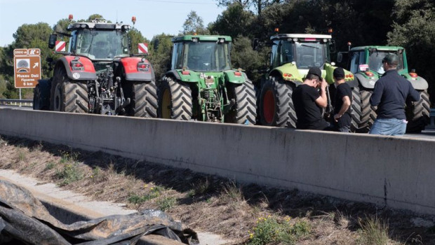 ep tractores concentrados al lado de la autopista ap 7 a la altura de pontos comen en la novena