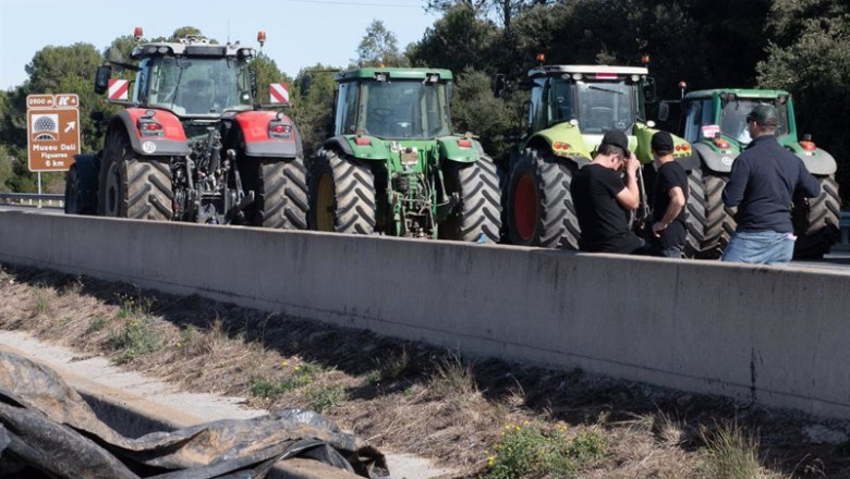 ep tractores concentrados al lado de la autopista ap 7 a la altura de pontos comen en la novena ep tractores concentrados al lado de la autopista ap 7 a la altura de pontos comen en la novena