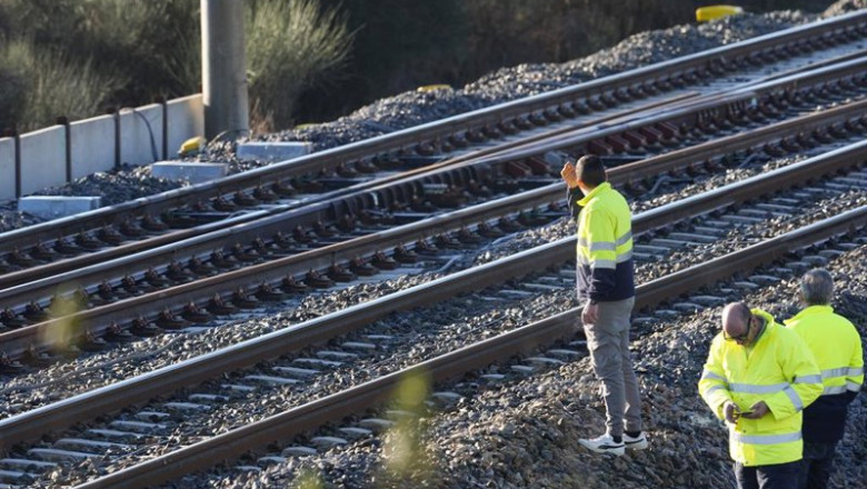 Tramo de vía en Adamuz con personal por el accidente ferroviario. A 20 de enero de 2026, en Adamuz (Córdoba, Andalucía, España). | Joaquin Corchero - Europa Press ep tramo de via en adamuz con personal por el accidente ferroviario a 20 de enero de 2026 en adamuz