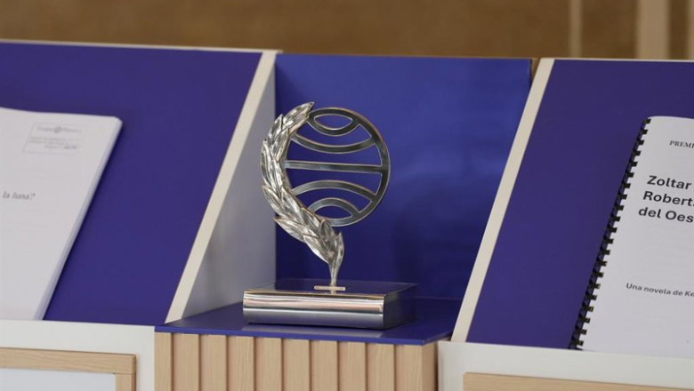ep trofeo del premio planeta de novela antes de una rueda de prensa el dia anterior a la entrega del