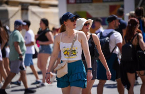 ep turistas con ropa veraniega paseando por el casco historico a 28 de mayo de 2025 en sevilla