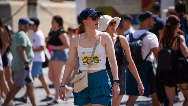 ep turistas con ropa veraniega paseando por el casco historico a 28 de mayo de 2025 en sevilla ep turistas con ropa veraniega paseando por el casco historico a 28 de mayo de 2025 en sevilla