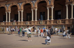 ep turistas en la plaza de espana a 10 de mayo de 2024 en sevilla andalucia espana foto de archivo