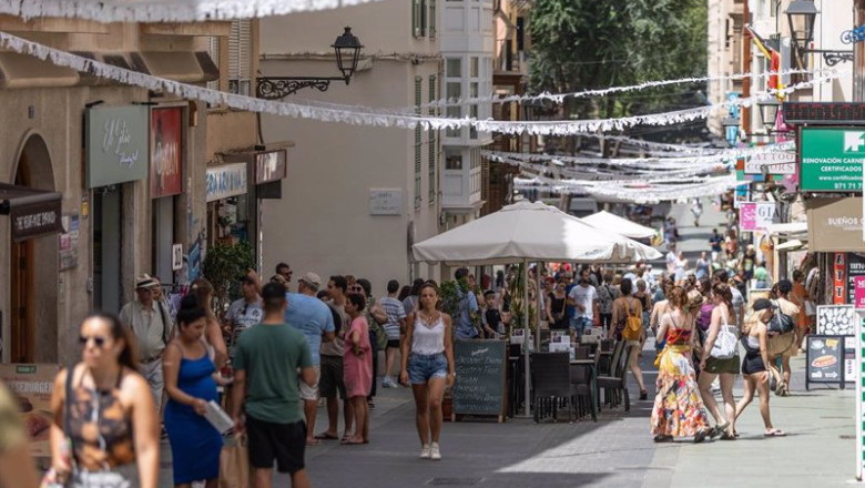 ep turistas paseando por las calles de palma a 11 de julio de 2023 en palma de mallorca mallorca ep turistas paseando por las calles de palma a 11 de julio de 2023 en palma de mallorca mallorca